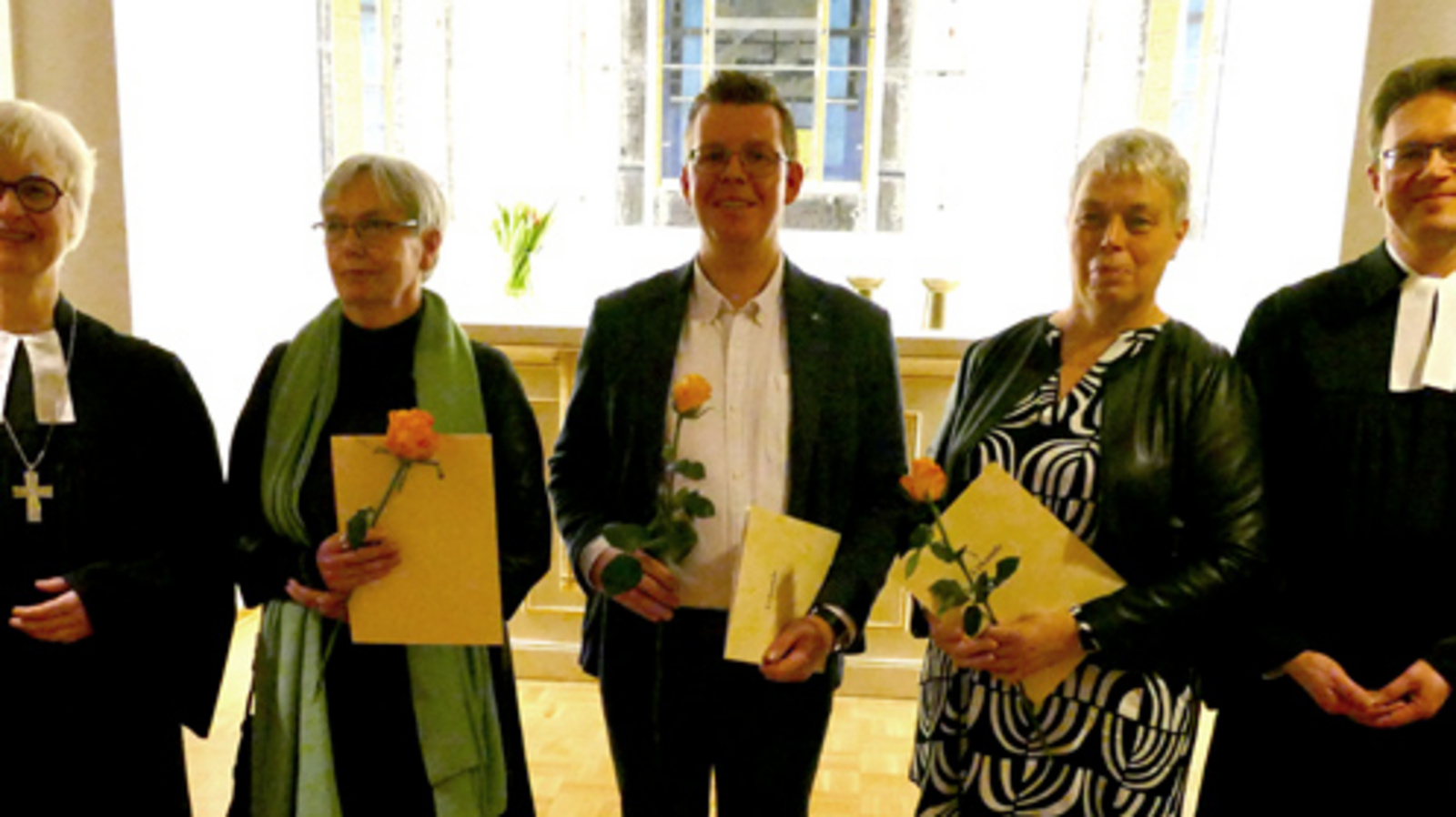 Oberkirchenrätin Gudrun Mawick (l.) und Pfarrer Cornelius Grohs (r.) zusammen mit der Prädikantin Dorothee Breger, dem Prädikanten Matthias Rensch und der Prädikantin Anke Michels.