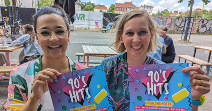 Freuen sich auf das neue Chorprojekt: Popkantorin Sarina Lal (links) und Pfarrerin Nele Schomakers (rechts), die schon mit dem 90s Hits-Chor im vergangenen Jahr großen Erfolg hatten.