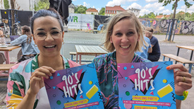 Freuen sich auf das neue Chorprojekt: Popkantorin Sarina Lal (links) und Pfarrerin Nele Schomakers (rechts), die schon mit dem 90s Hits-Chor im vergangenen Jahr großen Erfolg hatten.