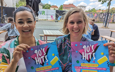Freuen sich auf das neue Chorprojekt: Popkantorin Sarina Lal (links) und Pfarrerin Nele Schomakers (rechts), die schon mit dem 90s Hits-Chor im vergangenen Jahr großen Erfolg hatten.