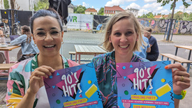 Freuen sich auf das neue Chorprojekt: Popkantorin Sarina Lal (links) und Pfarrerin Nele Schomakers (rechts), die schon mit dem 90s Hits-Chor im vergangenen Jahr großen Erfolg hatten.