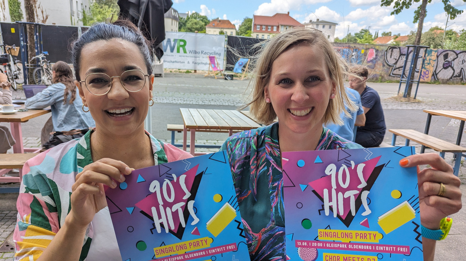 Freuen sich auf das neue Chorprojekt: Popkantorin Sarina Lal (links) und Pfarrerin Nele Schomakers (rechts), die schon mit dem 90s Hits-Chor im vergangenen Jahr großen Erfolg hatten.