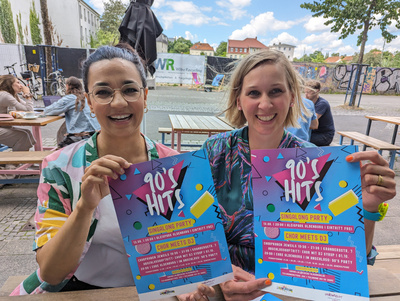 Freuen sich auf das neue Chorprojekt: Popkantorin Sarina Lal (links) und Pfarrerin Nele Schomakers (rechts), die schon mit dem 90s Hits-Chor im vergangenen Jahr großen Erfolg hatten.