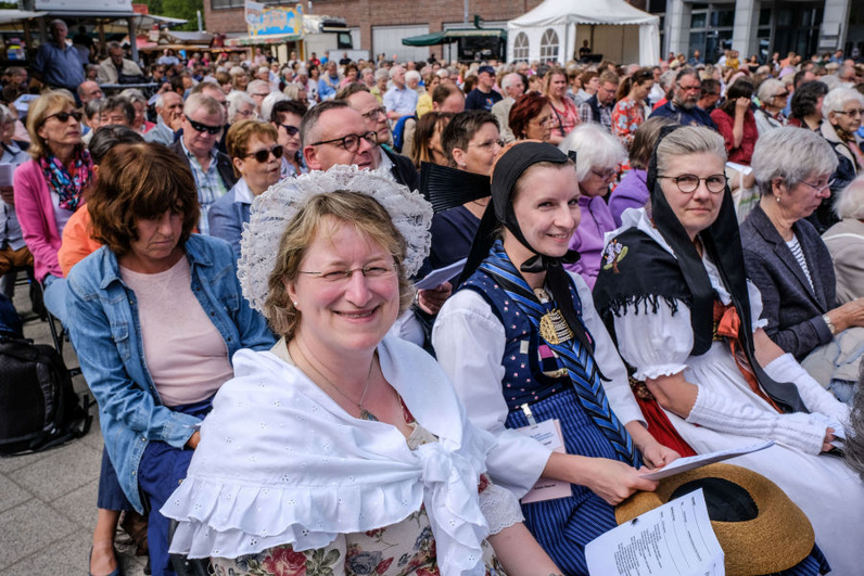 Gottesdienstbesucherinnen in ihrer Tracht aus dem Artland. Foto: Jens Schulze