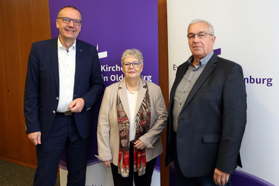 Bischof Thomas Adomeit (v. r.), Synodenpräsidentin Sabine Blütchen und der Synodale Klaus Flaake stellen das Programm der 8. Tagung der 49. Synode vor. Foto: ELKiO/D.-M. Grötzsch