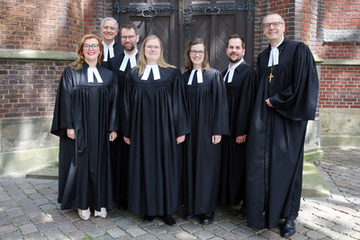 Ordination in der Oldenburger St.-Lamberti-Kirche mit (von links nach rechts): Pfarrerin Saskia Schoof, Pfarrer Dr. Stefan Welz (Referent für Theologische Grundsatzarbeit), Pfarrer Johann Lehmhaus, Pfarrerin Lisa Bock, Pfarrerin Anna Menke, Pfarrer Tim Franke und Bischof Thomas Adomeit.