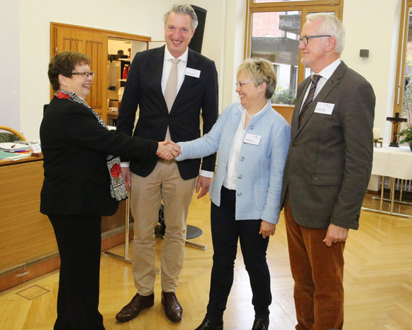 Verpflichtung der Ersatzsynodalen (von li. nach re.): Pfarrer Michael Trippner (Kirchenkreis Friesland-Wilhelmshaven), Pfarrerin Sabine Arnold (Kirchenkreis Delmenhorst/Oldenburg Land) und Gerhard Kindl (Kirchenkreis Oldenburg Stadt).