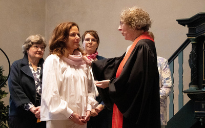 Kreispfarrerin Martina Wittkowski segnete Birte Rüder mit bewegenden Worten.