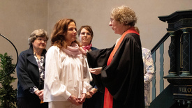 Kreispfarrerin Martina Wittkowski segnete Birte Rüder mit bewegenden Worten.