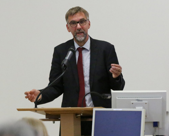 Bischof Jan Janssen mit seinem mündlichen Bericht als Vorsitzender des Gemeinsamen Kirchenausschusses (GKA).