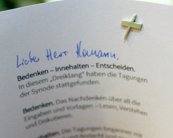 ... mit persönlicher Dankeskarte und einem Kreuzpin der oldenburgischen Kirche.