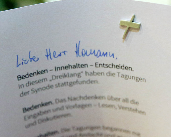 ... mit persönlicher Dankeskarte und einem Kreuzpin der oldenburgischen Kirche.