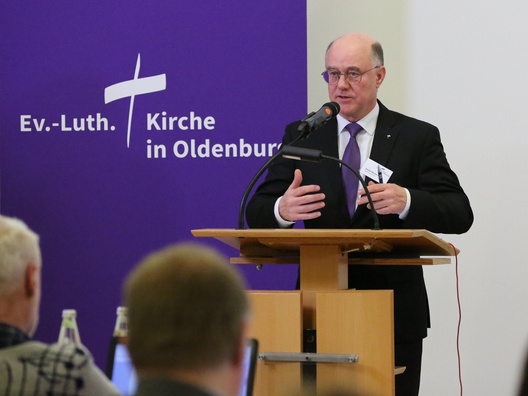 Oberkirchenrat Detlef Mucks-Büker berichtete aus der synodalen Arbeitsgruppe zum Thema "Diakonisches Werk Oldenburg".