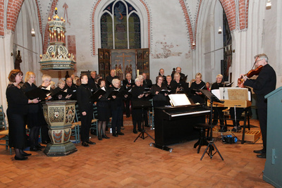 Musikalisch gestaltet wurde der Gottesdienst von der Kantorei St. Petri Westerstede unter der Leitung von Kantorin Karin Gastell. Violine: Paul Wicke (Worpswede).