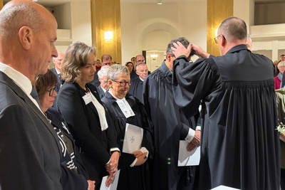 Bischof Adomeit segnete zum Abschluss alle Mitarbeiterinnen des Hanna-Hauses sowie die Mitglieder des Kuratoriums.