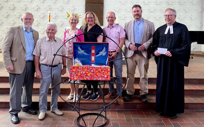 Sie gestalteten den Gottesdienst zum Jubiläum der „Voslapper Lebensmittelkiste“ (von rechts): Pfarrer Peter Sicking, Arnold Hobbacher, Bernd Regenscheit, Pamela Kunze, Conny Regenscheit, August Desenz und Jürgen Westerhoff.