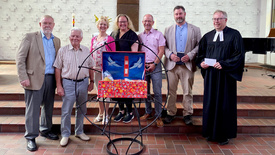 Sie gestalteten den Gottesdienst zum Jubiläum der „Voslapper Lebensmittelkiste“ (von rechts): Pfarrer Peter Sicking, Arnold Hobbacher, Bernd Regenscheit, Pamela Kunze, Conny Regenscheit, August Desenz und Jürgen Westerhoff.
