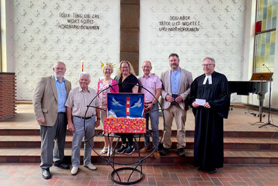 Sie gestalteten den Gottesdienst zum Jubiläum der „Voslapper Lebensmittelkiste“ (von rechts): Pfarrer Peter Sicking, Arnold Hobbacher, Bernd Regenscheit, Pamela Kunze, Conny Regenscheit, August Desenz und Jürgen Westerhoff.