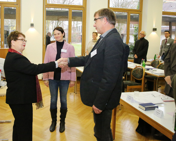 Synodenpräsidentin Sabine Blütchen verpflichtete Pfarrerin Eva Hachmeister-Uecker als Ersatzsynodale für den Kirchenkreis Oldenburger Münsterland und Pfarrer Dietmar Reumann-Claßen als Synodalen für den Kirchenkreis Wesermarsch.