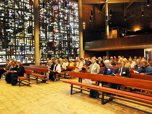 In der St.-Johannes-Kirche in Oldenburg-Kreyenbrück sitzen viele Besucher auf den Bänken und hören die Predigt.