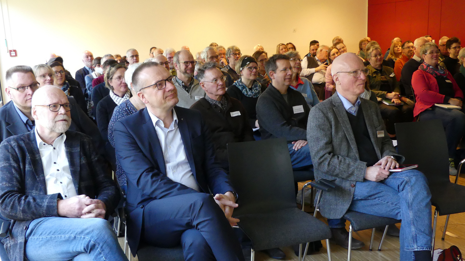 Prof. Dr. Uwe Meiners, Präsident der Oldenburgischen Landschaft, und Bischof Thomas Adomeit während des Vortrags bei der Auftaktveranstaltung der Veranstaltungsreihe „Unsere Friedhöfe – Leben, Ruhe, Wandel“. Diese wird gemeinsamen von der Ev.-Luth. Kirche in Oldenburg und der Oldenburgischen Landschaft.