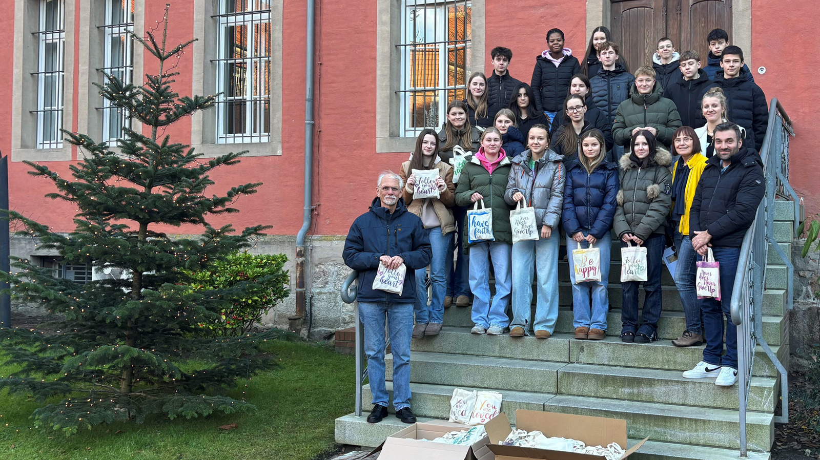 Schülerinnen und Schüler der Ludgerus-Schule Vechta 100 liebevoll verpackte Präsente in der Justizvollzugsanstalt für Frauen in Vechta übergaben.