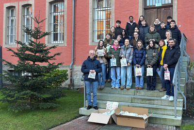 Schülerinnen und Schüler der Ludgerus-Schule Vechta 100 liebevoll verpackte Präsente in der Justizvollzugsanstalt für Frauen in Vechta übergaben.