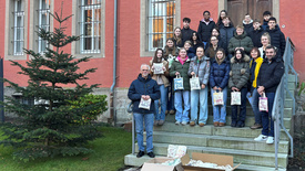 Schülerinnen und Schüler der Ludgerus-Schule Vechta 100 liebevoll verpackte Präsente in der Justizvollzugsanstalt für Frauen in Vechta übergaben.