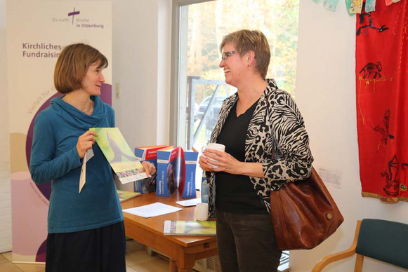 Silke Timmermann (li.) führt ein Fundraising-Gespräch mit Pfarrerin Beate Bühler-Egdorf.