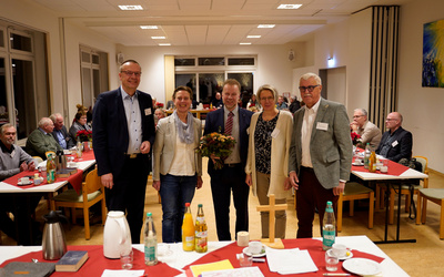 Nach der Wahl von Pfarrer Dr. Urs-Ullrich Muther (Mitte) zum neuen Kreispfarrer gratulierten (v.l.) Bischof Thomas Adomeit, die stellvertretenden Kreispfarrerin Daniela Ludewig-Göckler, Pfarrerin Wiebke Perzul und der Synodale Hans-Werner Harder.