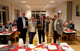 Nach der Wahl von Pfarrer Dr. Urs-Ullrich Muther (Mitte) zum neuen Kreispfarrer gratulierten (v.l.) Bischof Thomas Adomeit, die stellvertretenden Kreispfarrerin Daniela Ludewig-Göckler, Pfarrerin Wiebke Perzul und der Synodale Hans-Werner Harder.