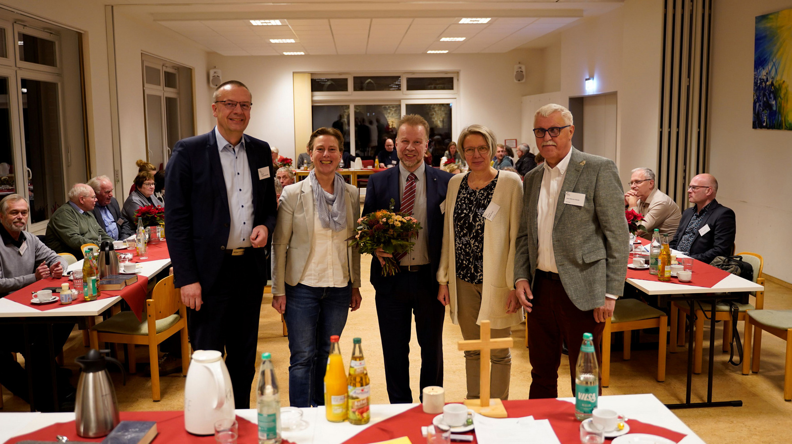 Nach der Wahl von Pfarrer Dr. Urs-Ullrich Muther (Mitte) zum neuen Kreispfarrer gratulierten (v.l.) Bischof Thomas Adomeit, die stellvertretenden Kreispfarrerin Daniela Ludewig-Göckler, Pfarrerin Wiebke Perzul und der Synodale Hans-Werner Harder.