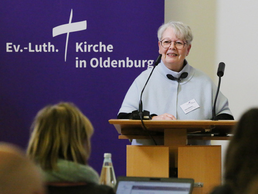 Synodenpräsidentin Sabine Blütchen steht am Rednerpult.
