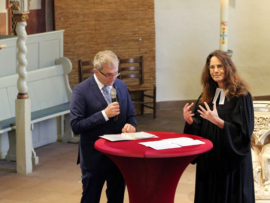 Eine Pfarrerin und ein Synodaler halten ihren Gottesdienst.