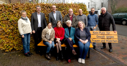 Am Internationalen Tag zur Beseitigung von Gewalt gegen Frauen wurde vor dem Ev.-luth. Oberkirchenrat in Oldenburg eine leuchtend orangefarbene Bank aufgestellt. Hier Mitglieder des Kollegiums und Mitarbeitende der Verwaltung bei der Einweihung der Bank.
