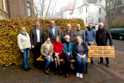 Am Internationalen Tag zur Beseitigung von Gewalt gegen Frauen wurde vor dem Ev.-luth. Oberkirchenrat in Oldenburg eine leuchtend orangefarbene Bank aufgestellt. Hier Mitglieder des Kollegiums und Mitarbeitende der Verwaltung bei der Einweihung der Bank.