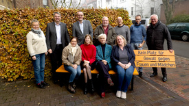 Am Internationalen Tag zur Beseitigung von Gewalt gegen Frauen wurde vor dem Ev.-luth. Oberkirchenrat in Oldenburg eine leuchtend orangefarbene Bank aufgestellt. Hier Mitglieder des Kollegiums und Mitarbeitende der Verwaltung bei der Einweihung der Bank.