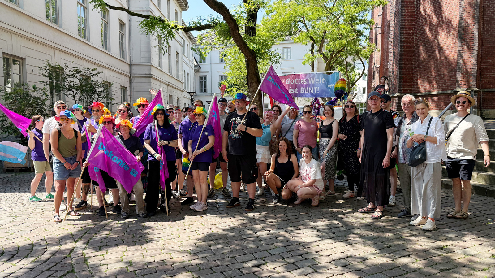 Ev.-Luth. Kirche in Oldenburg, ejo, ESG und Diakonie im Oldenburger Land setzten beim CSD 2026 in Oldenburg ein sichtbares Zeichen für Menschenrechte und die queere Community.