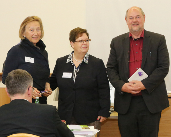 Synodenpräsidentin Sabine Blütchen (Mitte) gratulierte der Synodalen Rita Szaszi und Pfarrer Joachim Tönjes für ihre lanjährige Tätigkeit in der Synode