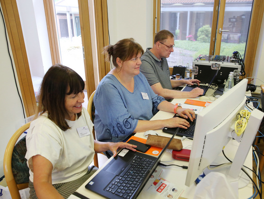 Dieses Foto zeigt das Synodenbüro auf der 11. Tagung der 49. Synode bei der Arbeit.