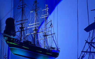 Das Künstlerduo „Scheinzeitmenschen“ setzt das Modellschiff „Ora Et Labora“ in der evangelischen Nikolai-Kirchengemeinde Wangerooge in ein neues Spiel von Licht und Schatten.