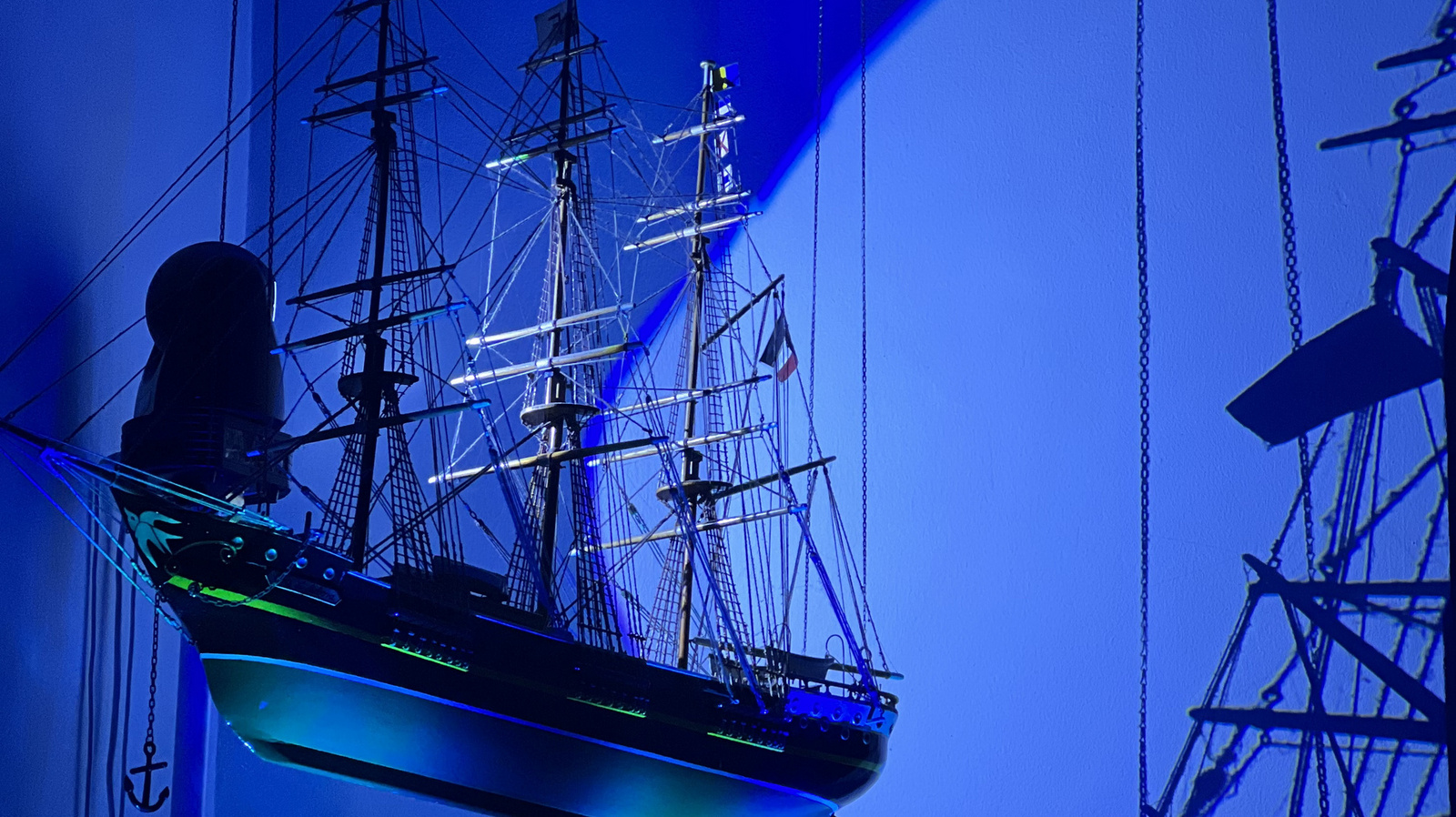 Das Künstlerduo „Scheinzeitmenschen“ setzt das Modellschiff „Ora Et Labora“ in der evangelischen Nikolai-Kirchengemeinde Wangerooge in ein neues Spiel von Licht und Schatten.