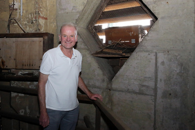 Der Oldenburger Arzt Dr. Johannes Bartner freut sich, dass sechs Jungtiere im Nistkasten im Turm der Oldenburger Lambertikirche geschlüpft sind.
