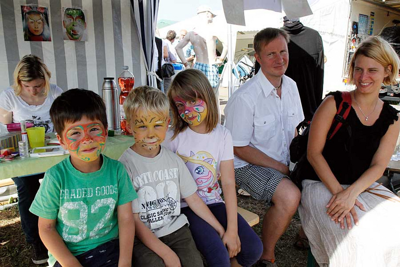 Ganze Familien stellten sich der Verwandlungszeremonie.<br>