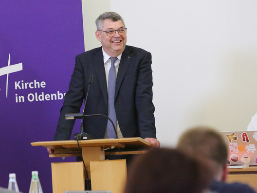 Dies Bild zeigt Oberkirchenrat Lars Dede bei der Einbringung zur Wahl in die Mitgliederversammlung des Vereins für die Ev. HVHS Rastede e. V.