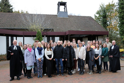 32 Religionslehrkräfte aus ganz Niedersachsen haben ihre Vokationsurkunden zur Erteilung des evangelischen Religionsunterrichts von Oberkirchenrat Detlef Mucks-Büker (rechts) und Pfarrer Fritz Pinne (links) erhalten. Foto: ELKiO/D.-M. Grötzsch