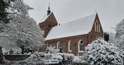 Die St.-Johannes-Kirche in Bad Zwischenahn ist mehr als 900 Jahre alt und prägt das Ortsbild des Kurortes am Zwischenahner Meer.