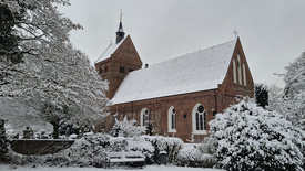 Die St.-Johannes-Kirche in Bad Zwischenahn ist mehr als 900 Jahre alt und prägt das Ortsbild des Kurortes am Zwischenahner Meer.