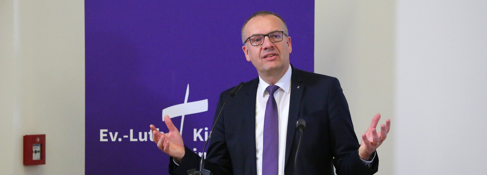 Bischof Thomas Adomeit spricht vor der Synode.