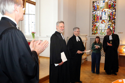 Einführung von Pfarrer Dirk von Jutrczenka (2. von links) und Pfarrer Stefan Grünefeld (3. von links) in der Kapelle des Oberkirchenrates in Oldenburg